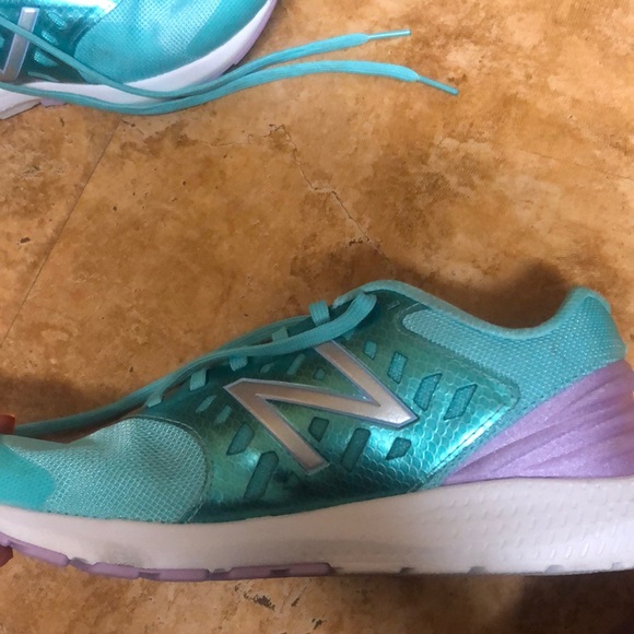 Running Shoes - Picture 3 of 4